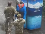 У Харкові військовий бив цивільного. В ТЦК пояснили це "провокаційними діями громадянина". Відео