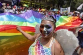 "Trump n’est qu’une partie de l’histoire" : le retour en force des préjugés antigays décrypté par Tessa Charlesworth