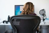 Doit-on mettre fin au télétravail pour relancer la courbe du chômage des jeunes diplômés ?