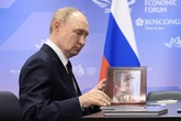 Comment Vladimir Poutine manipule les Occidentaux : menaces, coups de bluff et méthode KGB