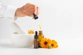 "Le naturopathe fait office de médecin généraliste" : l’alerte d'une journaliste sur les pseudo-thérapies