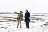 Bernard-Henri Lévy : "Poutine, comme Daech, transforme les jeunes ukrainiens déportés en enfants-soldats"