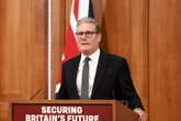 Immigration : les "réformes radicales" de Keir Starmer vues par la presse britannique