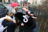 Interdiction des réseaux sociaux pour les moins de 15 ans : la France, cheffe de file en Europe