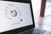L'IA va-t-elle tuer Wikipédia ? L'encyclopédie en ligne fait de la résistance