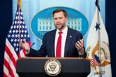 Etats-Unis : pourquoi J.D. Vance se retrouve sous le feu des critiques de son propre camp