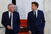 Référendum, couacs de com’ et mensonges : les vies parallèles d’Emmanuel Macron et François Bayrou