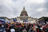 Après leur avoir offert son pardon, Donald Trump va-t-il indemniser les émeutiers du Capitole ?