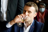 Est-ce grave de boire de l’alcool modérément ? La fin du "paradoxe français", par Derek Thompson