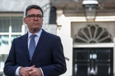 Andy Burnham vu par la presse britannique : un "politicien Heineken" dont "les bonnes ondes ne suffiront pas"