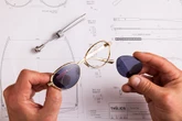 L’offensive de LVMH dans les lunettes de luxe : du "made in Italy" à l’internalisation