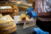 Fromages contaminés : trois questions sur la listériose, cette maladie à l'origine d'intoxications graves