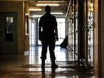 Entre narcotrafiquants et agents pénitentiaires, le "tabou" de la corruption en prison