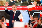Pologne : Karol Nawrocki, le nationaliste fan de Trump qualifié au second tour de la présidentielle