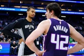 "Victor Wembanyama ? Je le bats au moins aux échecs" : Maxime Raynaud, son parcours de Stanford à la NBA