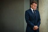 SMS nocturnes, réunion "lunaire"... A l'Elysée, récit un nouveau jour sans fin