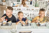 "Les enfants n’ont pas toujours été difficiles à table" : l’éclairage de l’historienne Helen Zoe Veit