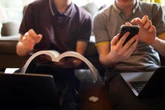 Les jeunes sont-ils plus attachés au débat qu’on ne le croit ? Un sondage balaie les idées reçues