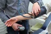 Ces médecins qui sortent de leur retraite face aux déserts médicaux : "J’ai vu des choses invraisemblables"