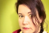 "Heated Rivalry" : Rachel Reid, la romancière derrière la série phénomène