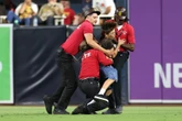 Crowd boos Padres security for tackling young fan who ran onto field during game