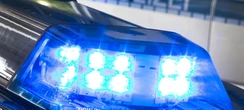 Frau springt nach Streit aus fahrendem Fahrzeug