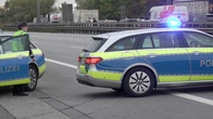 Mann soll aus fahrendem Lastwagen auf Autobahn gestürzt sein