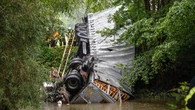 Sattelschlepper stürzt von Autobahnbrücke in den Fluss Kinzig