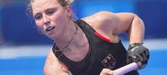 Nike Lorenz spielt mit Regenbogenbinde