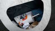 Hähnchen auf Mülleimer gegrillt ‒ Betrunkene lösen zwei Polizeieinsätze aus