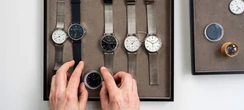 Er schaut auf die Uhr
