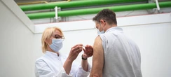 Betriebe sollen Impfungen während der Arbeitszeit ermöglichen müssen