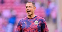 ‘¡Interesante! ¿Cómo era?’: ‘Chicharito‘ se burla de la polémica por sus comentarios y barre con una escoba