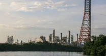 Pemex no logra metas de Sheinbaum: Producción de ‘oro negro’ cae 8.8% en abril; van 2 años a la baja