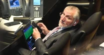Esa falta, árbitro: Cachan a Adán Augusto viendo el ‘fut’ sin poner atención al secretario de Hacienda