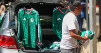 Se acabó el ‘llévele, llévele’: ‘Merch’ pirata sobrevive en Estadio CDMX a escondidas