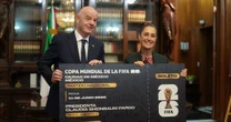 ¡Ya pítale, profe! Infantino entrega a Sheinbaum boleto al partido inaugural del Mundial 2026