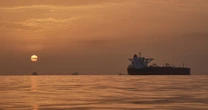 Precio del petróleo salta a 120 dólares ante previsión de un bloqueo prolongado en el estrecho de Ormuz