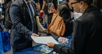 Trump lo va a presumir: Creación de trabajos supera expectativas en junio y desempleo cae a 4.1%