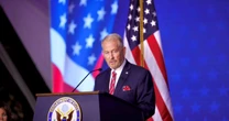 Ron Johnson se pronuncia como embajador de EU: Celebra cierre de la frontera y rechaza migración legal