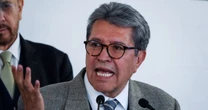 Ricardo Monreal defiende vacaciones en España: ‘Prefiero quedar mal con la oposición que con mi esposa’