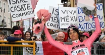 ‘Quiero llevármela a casa’: Isaac Del Toro defiende la maglia rosa en el Giro de Italia