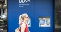 BBVA bajará comisiones en transferencias y retiros en el extranjero