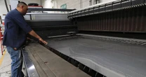 ¿Autos y cervezas más caros? Sube el precio del aluminio por bloqueo en el Estrecho de Ormuz
