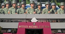 Militares llegan a sesión del INE en plena elección judicial y sorprende a consejeros: ‘Nunca vimos algo así’