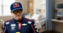 Piloto de NASCAR gana carrera y fractura en el festejo: ¿Cómo está Connor Zilisch tras accidente?