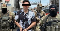 Encadenado de pies y manos: Embajador Johnson presume primera foto de deportación de Chávez Jr.