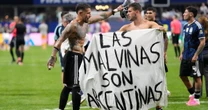 ‘¡Las Malvinas son argentinas!’: Messi celebra al lado de cartel prohibido tras ganarle a Inglaterra (FOTOS)
