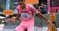 Del Toro gana la etapa 17 del Giro y sigue como líder, vestido de rosa