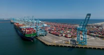 Aranceles de Trump ‘ponen el pie’ a empresas de EU: Importaciones en puerto de Los Ángeles caen 19%